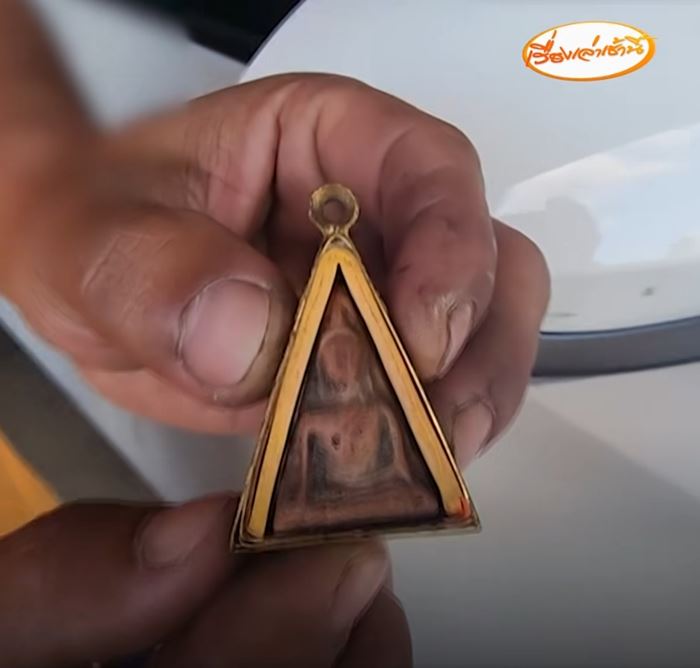 ผัวโบกรถป้ายแดงให้เมียขับ ตกใจเผลอเหยียบชนทั้งคนทั้งโอ่งแตก ผัวโบกรถป้ายแดงให้เมียขับ ตกใจเผลอเหยียบชนทั้งคนทั้งโอ่งแตก