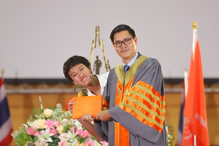 รับประกาศนียบัตร รับประกาศนียบัตร