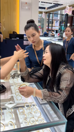 รักแท้ ป้าแพ้ใจหนุ่มตามตื้ออายุห่าง 20 ปี ยอมแต่งงานรอบ 2 รักแท้ ป้าแพ้ใจหนุ่มตามตื้ออายุห่าง 20 ปี ยอมแต่งงานรอบ 2