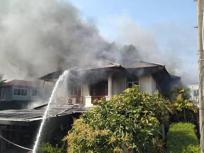 ไฟไหม้บ้าน หมู่บ้านนาราสิริ วัชรพล ไฟไหม้บ้าน หมู่บ้านนาราสิริ วัชรพล