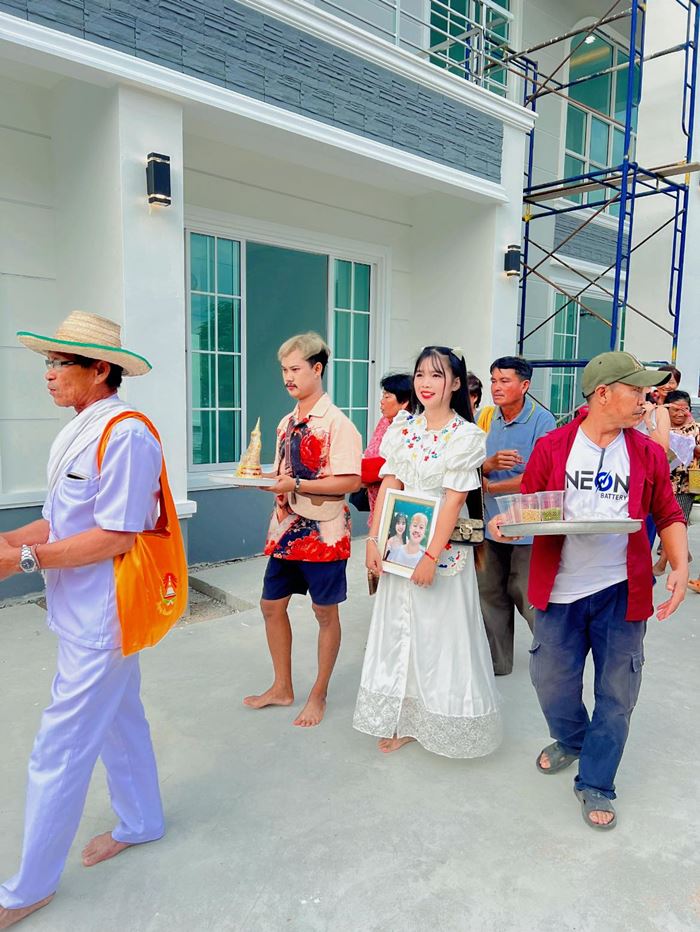 หนุ่มไลฟ์ขายรองเท้า จากคนดูไม่ถึง 5 คน ซื้อบ้านใหม่ หนุ่มไลฟ์ขายรองเท้า จากคนดูไม่ถึง 5 คน ซื้อบ้านใหม่