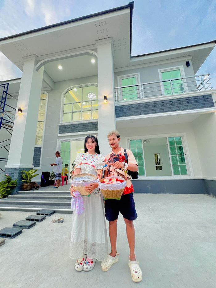 หนุ่มไลฟ์ขายรองเท้า จากคนดูไม่ถึง 5 คน ซื้อบ้านใหม่ หนุ่มไลฟ์ขายรองเท้า จากคนดูไม่ถึง 5 คน ซื้อบ้านใหม่