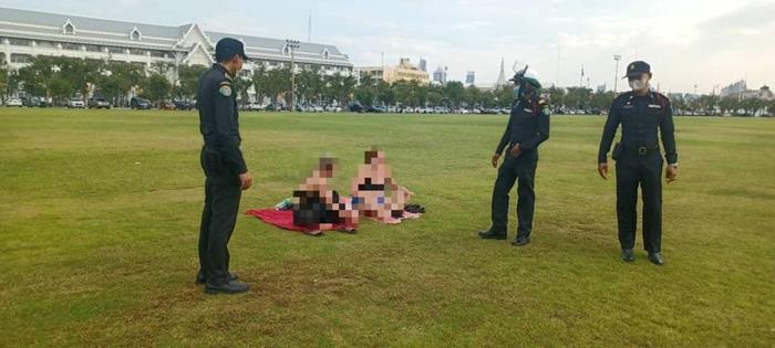 ต่างชาติใส่บิกินี่ นอนอาบแดดสนามหลวง ต่างชาติใส่บิกินี่ นอนอาบแดดสนามหลวง