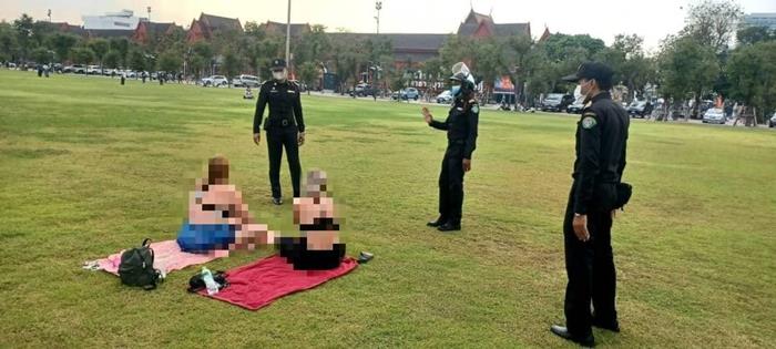 ต่างชาติใส่บิกินี่ นอนอาบแดดสนามหลวง ต่างชาติใส่บิกินี่ นอนอาบแดดสนามหลวง