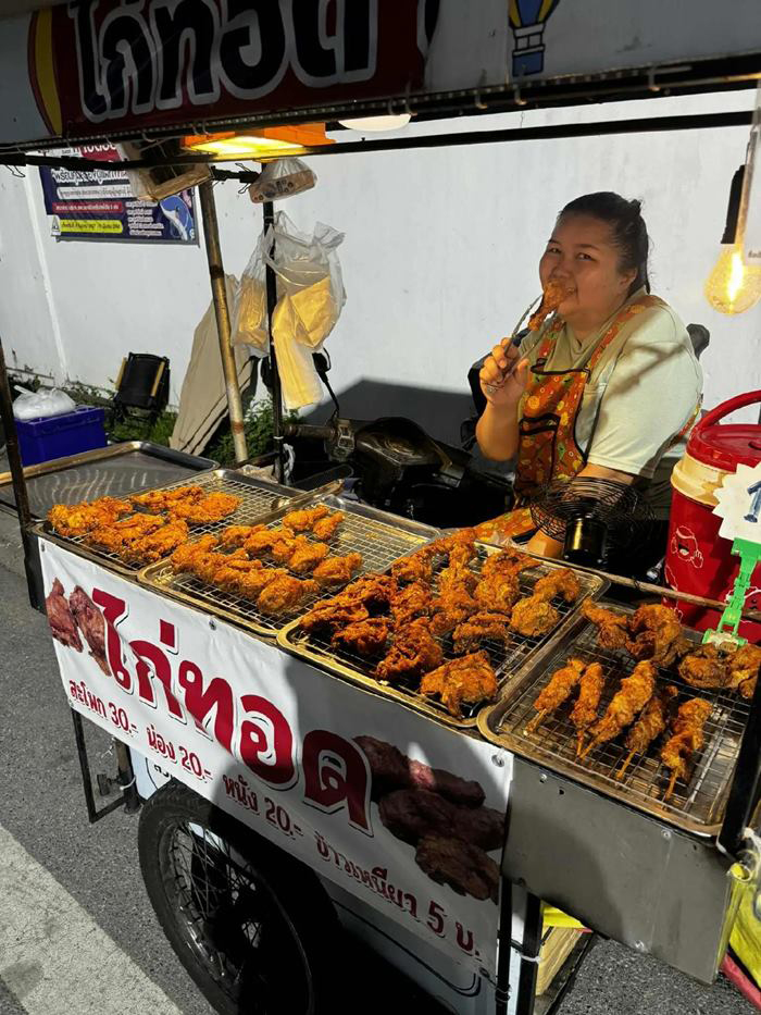 แม่ค้าไก่ทอด แม่ค้าไก่ทอด