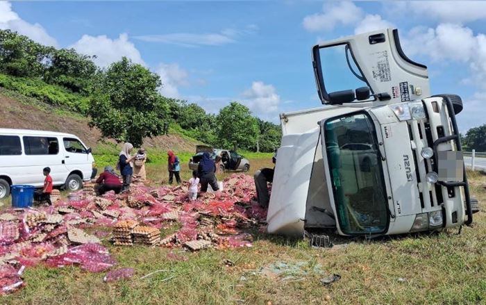 รถขนไข่คว่ำ ชาวบ้านแห่เก็บ รถขนไข่คว่ำ ชาวบ้านแห่เก็บ