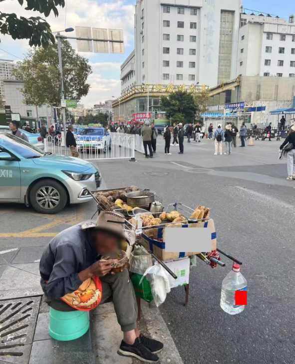 ภาพคุณปู่เข็นรถขายของ ทำคนสงสาร-จะบริจาคให้ ใครจะรู้ ที่แท้เบื้องหลังไม่ธรรมดา ภาพคุณปู่เข็นรถขายของ ทำคนสงสาร-จะบริจาคให้ ใครจะรู้ ที่แท้เบื้องหลังไม่ธรรมดา