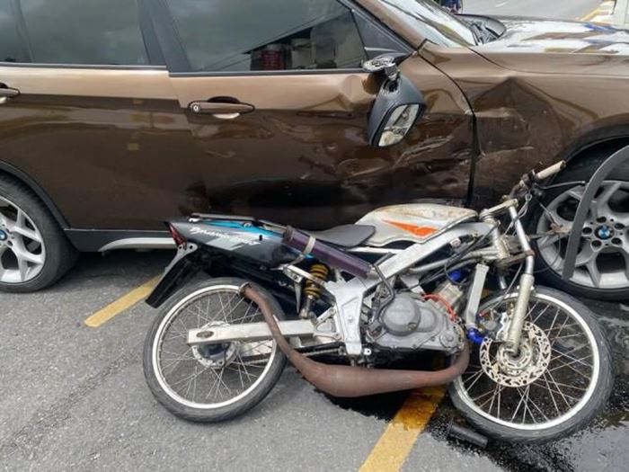 รถชนมอเตอร์ไซค์ดับ รถชนมอเตอร์ไซค์ดับ