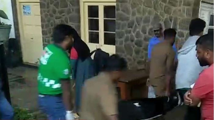 นักท่องเที่ยว โหนรถไฟถ่ายรูป ร่วงกระแทกพื้น นักท่องเที่ยว โหนรถไฟถ่ายรูป ร่วงกระแทกพื้น