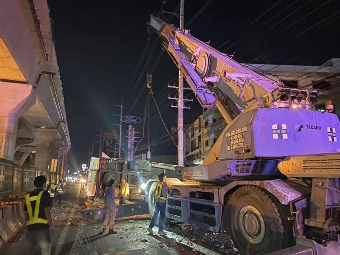 พระราม 2 เครนยกรถบรรทุก สลิงขาดร่วงทับกระบะ พระราม 2 เครนยกรถบรรทุก สลิงขาดร่วงทับกระบะ