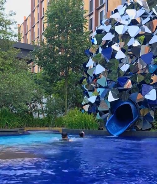 กระโดดช่วยเด็ก 2 คนจมน้ำสระโรงแรม กระโดดช่วยเด็ก 2 คนจมน้ำสระโรงแรม