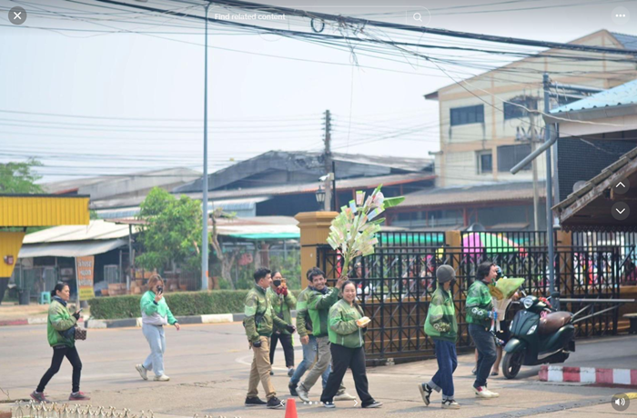 เรื่องราวดีๆ ไรเดอร์ บุกเซอร์ไพรส์สาวรุ่นน้องวันเรียนจบ ปวส. เรื่องราวดีๆ ไรเดอร์ บุกเซอร์ไพรส์สาวรุ่นน้องวันเรียนจบ ปวส.