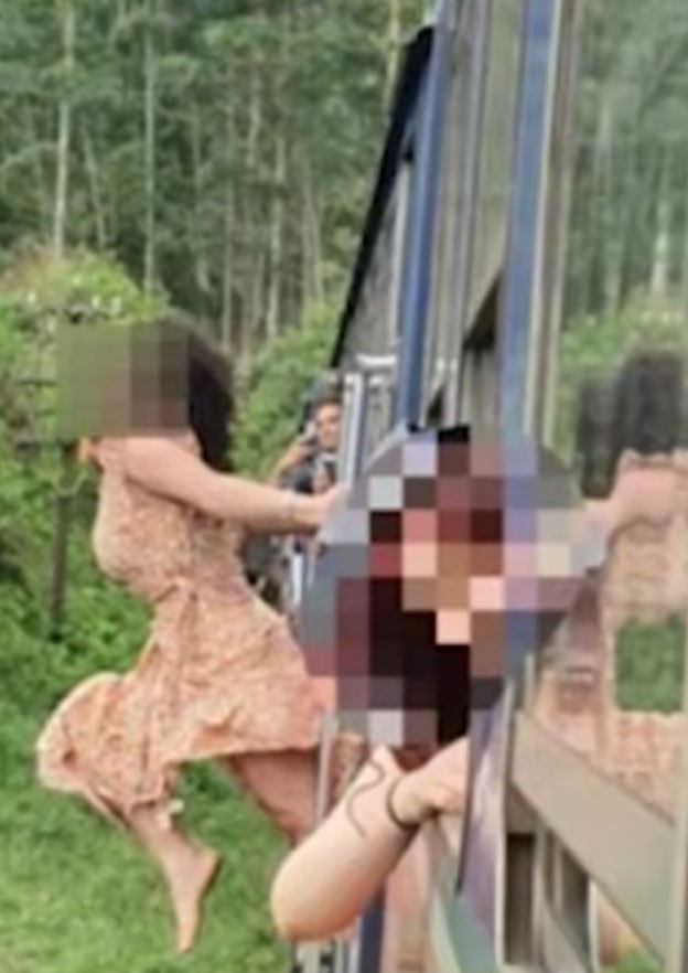 นักท่องเที่ยว โหนรถไฟถ่ายรูป ร่วงกระแทกพื้น นักท่องเที่ยว โหนรถไฟถ่ายรูป ร่วงกระแทกพื้น