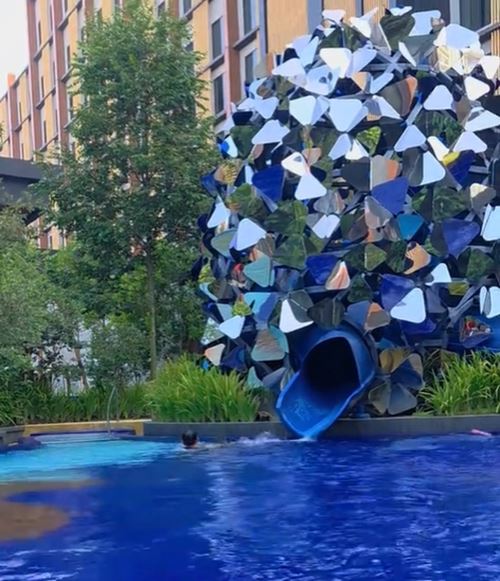 กระโดดช่วยเด็ก 2 คนจมน้ำสระโรงแรม กระโดดช่วยเด็ก 2 คนจมน้ำสระโรงแรม