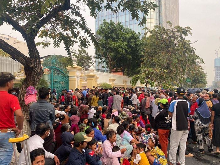 เศรษฐีแจกอั่งเปา คนแย่งเหยียบกันตาย เศรษฐีแจกอั่งเปา คนแย่งเหยียบกันตาย