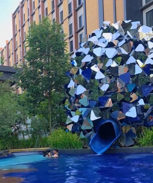 กระโดดช่วยเด็ก 2 คนจมน้ำสระโรงแรม กระโดดช่วยเด็ก 2 คนจมน้ำสระโรงแรม