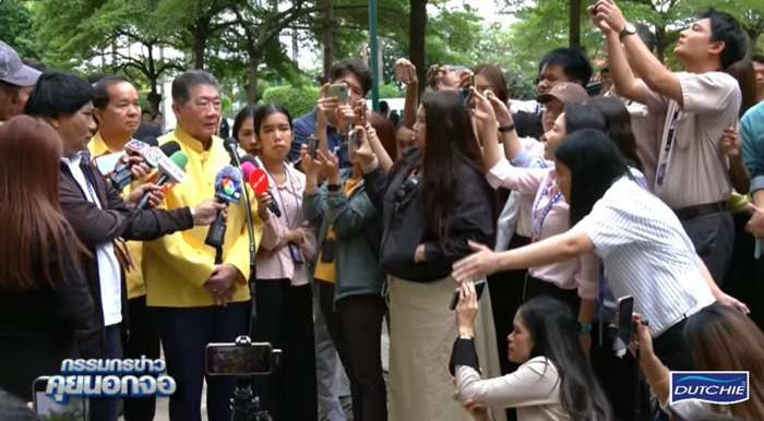 ภูมิธรรม เดินหนี ถูกนักข่าวซัก ภูมิธรรม เดินหนี ถูกนักข่าวซัก