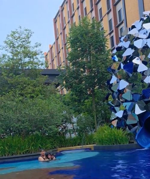 กระโดดช่วยเด็ก 2 คนจมน้ำสระโรงแรม กระโดดช่วยเด็ก 2 คนจมน้ำสระโรงแรม