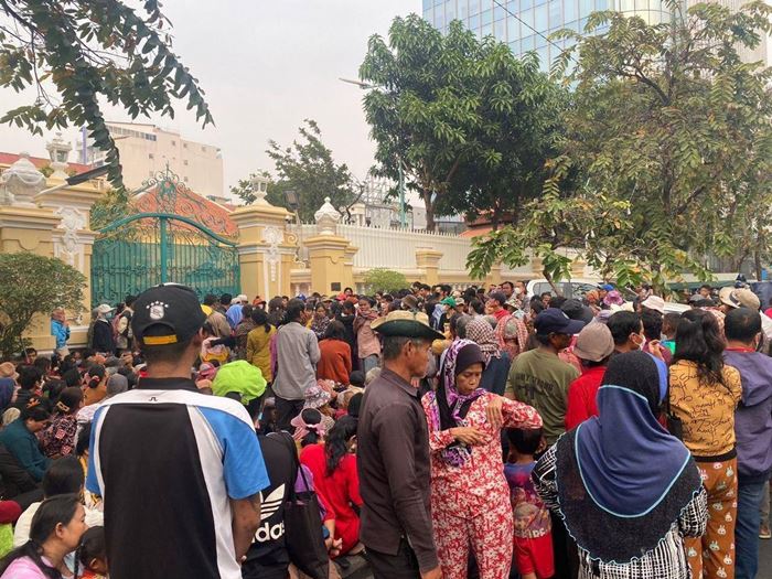 เศรษฐีแจกอั่งเปา คนแย่งเหยียบกันตาย เศรษฐีแจกอั่งเปา คนแย่งเหยียบกันตาย