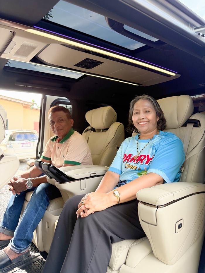 แพรรี่ ไพรวัลย์ อวดรถป้ายแดง แพรรี่ ไพรวัลย์ อวดรถป้ายแดง