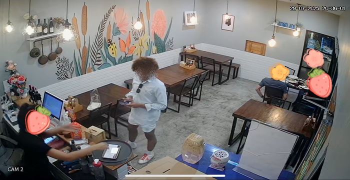 ร้านสเต๊กเล็ก ๆ ไม่ค่อยมีลูกค้าต่างชาติ กลับเจอชักดาบหนี ร้านสเต๊กเล็ก ๆ ไม่ค่อยมีลูกค้าต่างชาติ กลับเจอชักดาบหนี