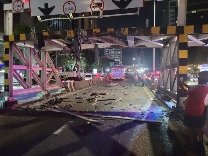 รถบัส รถโม่ปูน ชนคาน รถบัส รถโม่ปูน ชนคาน