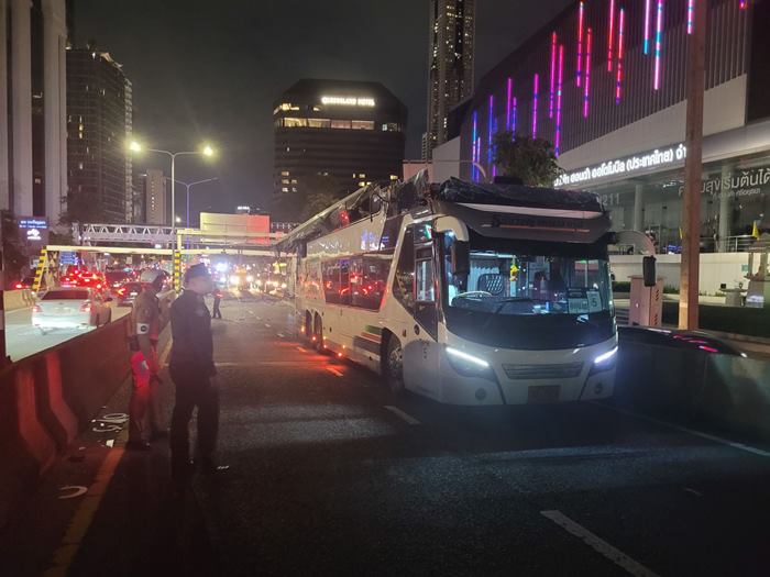 รถบัส รถโม่ปูน ชนคาน รถบัส รถโม่ปูน ชนคาน