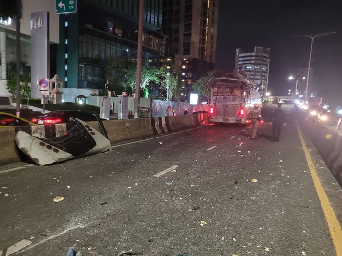 รถบัส รถโม่ปูน ชนคาน รถบัส รถโม่ปูน ชนคาน