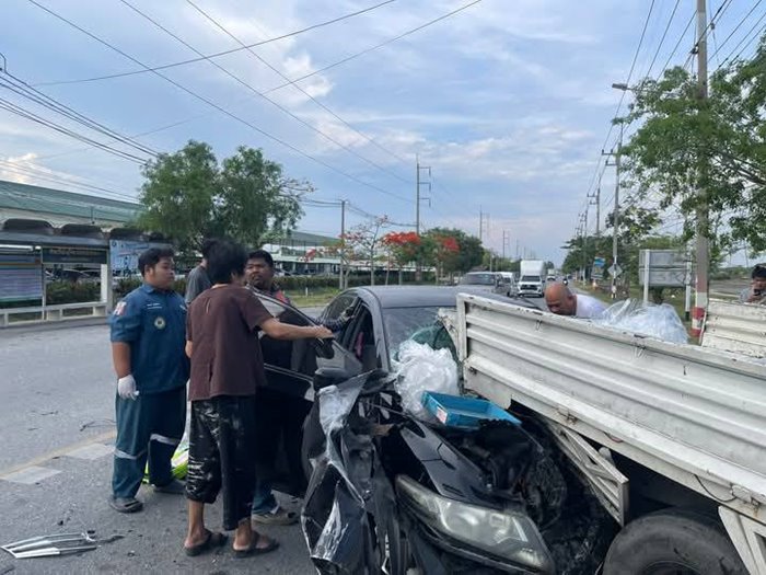 ช่างขับรถลูกค้าชนกระบะ ช่างขับรถลูกค้าชนกระบะ