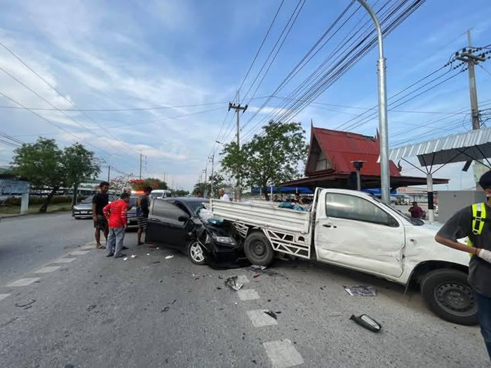 ช่างขับรถลูกค้าชนกระบะ ช่างขับรถลูกค้าชนกระบะ