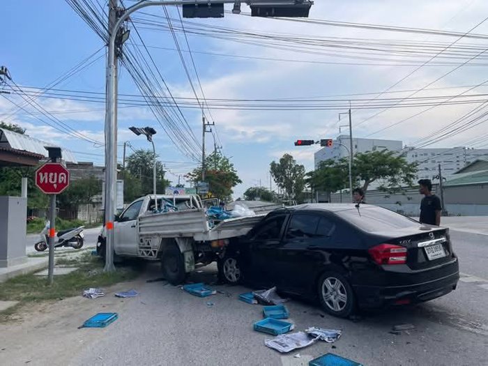 ช่างขับรถลูกค้าชนกระบะ ช่างขับรถลูกค้าชนกระบะ