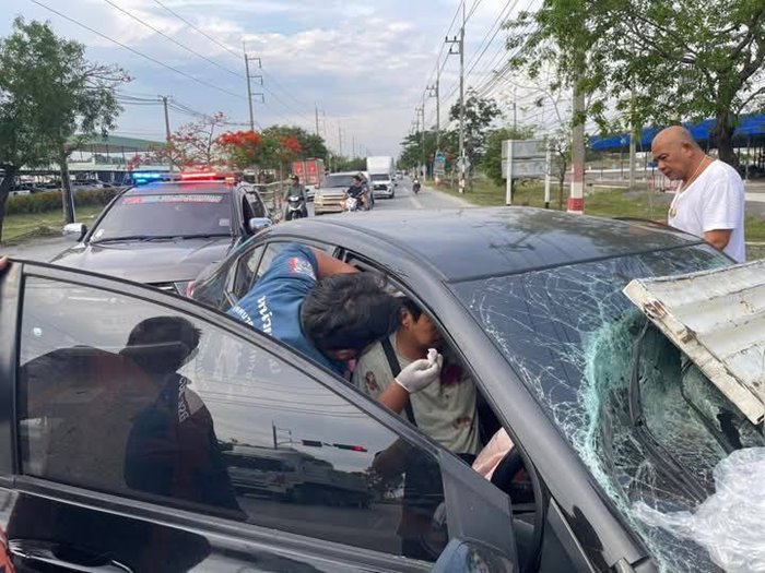 ช่างขับรถลูกค้าชนกระบะ ช่างขับรถลูกค้าชนกระบะ