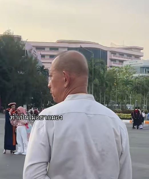 พ่อมางานรับปริญญาลูกสาว แล้วเจอแฟนครั้งแรก พ่อมางานรับปริญญาลูกสาว แล้วเจอแฟนครั้งแรก
