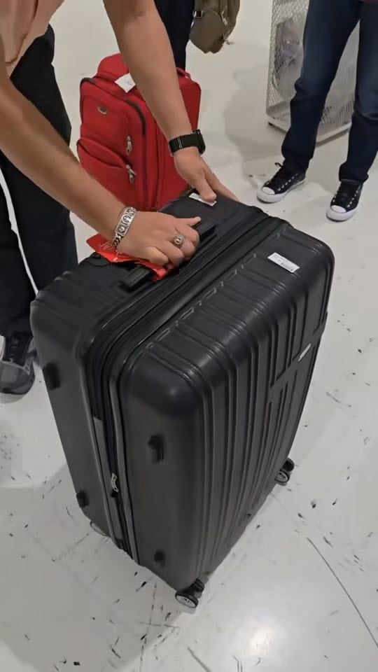 นักท่องเที่ยว หยิบกระเป๋าผิดใบข้างในเจอ กัญชา 24 กก. นักท่องเที่ยว หยิบกระเป๋าผิดใบข้างในเจอ กัญชา 24 กก.