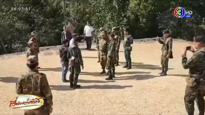 ชาวกัมพูชาร้องเพลงบนปราสาทตาเมือนธม ชาวกัมพูชาร้องเพลงบนปราสาทตาเมือนธม