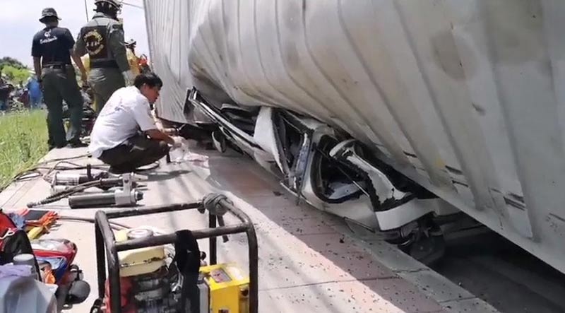 รถพ่วงชนรถกระบะ รถพ่วงชนรถกระบะ