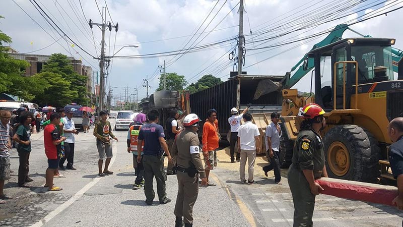 รถพ่วงชนรถกระบะ รถพ่วงชนรถกระบะ