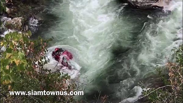 รถนักศึกษาตกเหว รถนักศึกษาตกเหว