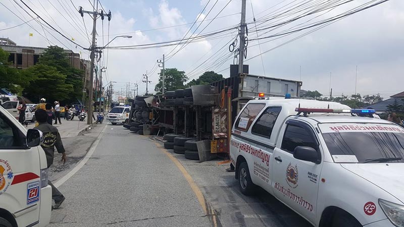 รถพ่วงชนรถกระบะ รถพ่วงชนรถกระบะ