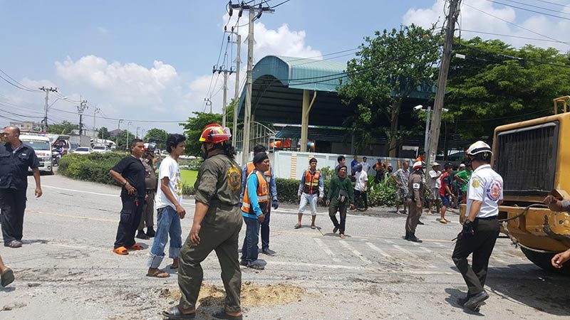 รถพ่วงชนรถกระบะ รถพ่วงชนรถกระบะ