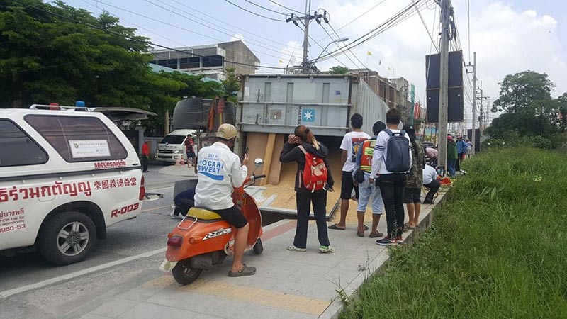 รถพ่วงชนรถกระบะ รถพ่วงชนรถกระบะ