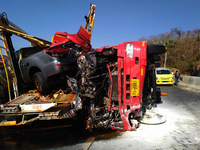 รถบรรทุกน้ำมันคว่ำ รถบรรทุกน้ำมันคว่ำ