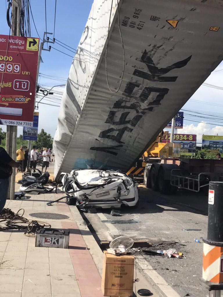 รถพ่วงชนรถกระบะ รถพ่วงชนรถกระบะ