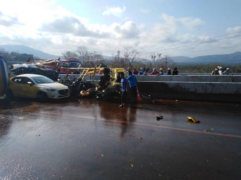 รถบรรทุกน้ำมันคว่ำ รถบรรทุกน้ำมันคว่ำ