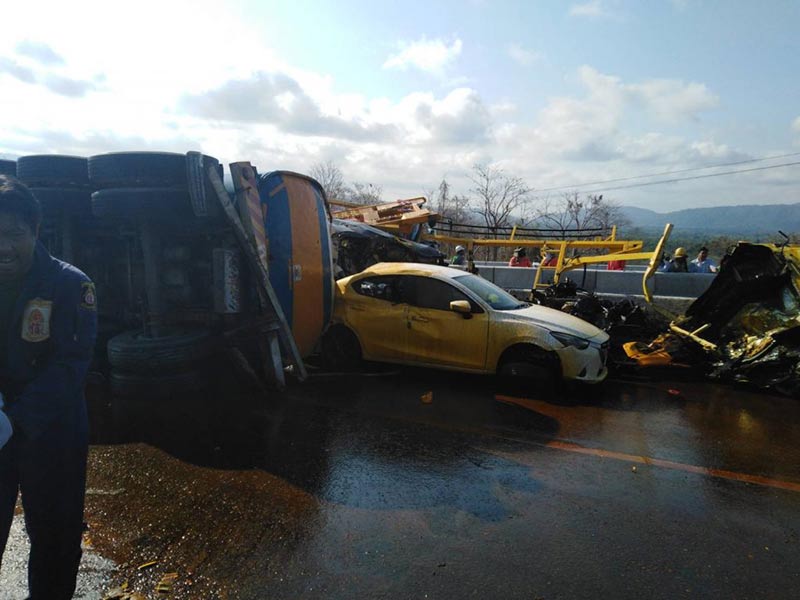 รถบรรทุกน้ำมันคว่ำ รถบรรทุกน้ำมันคว่ำ