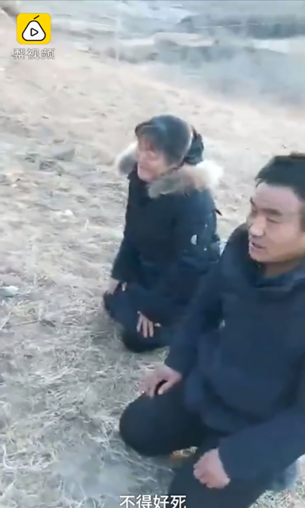 พ่อแม่ช็อก ศพลูกสาวถูกลอบขุดจากหลุม นำไปขายเป็นเจ้าสาวผีแก่ครอบครัวอื่น พ่อแม่ช็อก ศพลูกสาวถูกลอบขุดจากหลุม นำไปขายเป็นเจ้าสาวผีแก่ครอบครัวอื่น