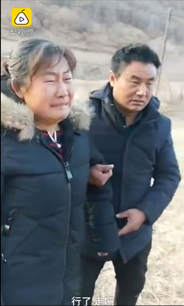 พ่อแม่ช็อก ศพลูกสาวถูกลอบขุดจากหลุม นำไปขายเป็นเจ้าสาวผีแก่ครอบครัวอื่น พ่อแม่ช็อก ศพลูกสาวถูกลอบขุดจากหลุม นำไปขายเป็นเจ้าสาวผีแก่ครอบครัวอื่น