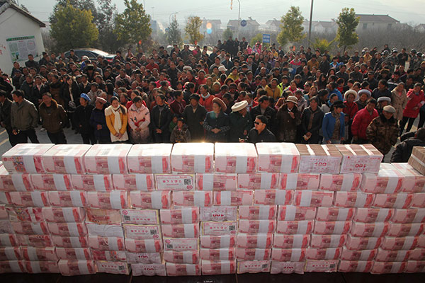 อู้ฟู่ ชาวนาหมู่บ้านจีนสร้างกำแพงเงินสด อวดทำการเกษตรได้ดี อู้ฟู่ ชาวนาหมู่บ้านจีนสร้างกำแพงเงินสด อวดทำการเกษตรได้ดี