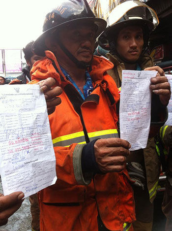 อาสาดับเพลิง รีบจอด จยย. มาช่วยดับไฟ โดนตำรวจเขียนใบสั่ง