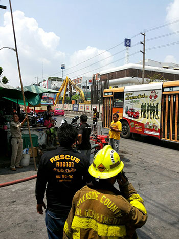 อาสาดับเพลิง รีบจอด จยย. มาช่วยดับไฟ โดนตำรวจเขียนใบสั่ง